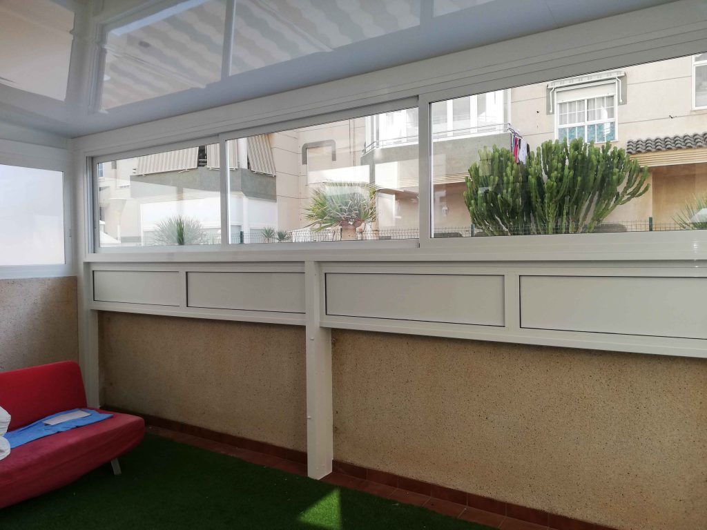 Porche acristalado Corsam Cerramientos Viator Almería cortinas cristal vistas