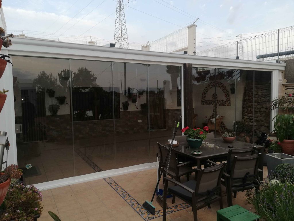Terraza techo móvil Corsam Cerramientos Viator Almería espacio exterior confortable