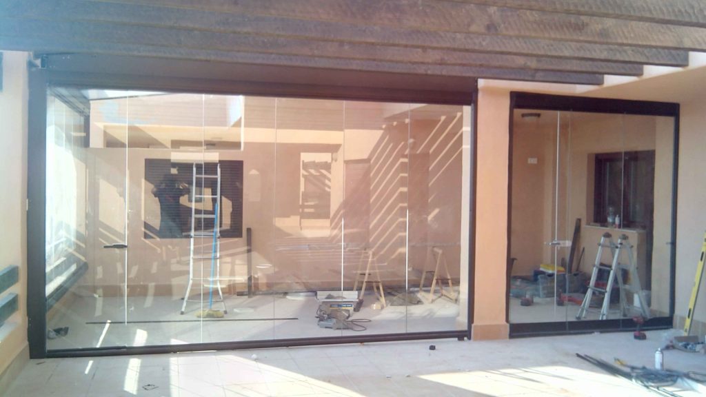 Cortina cristal edificio Corsam Cerramientos Viator Almería cerramiento residencial