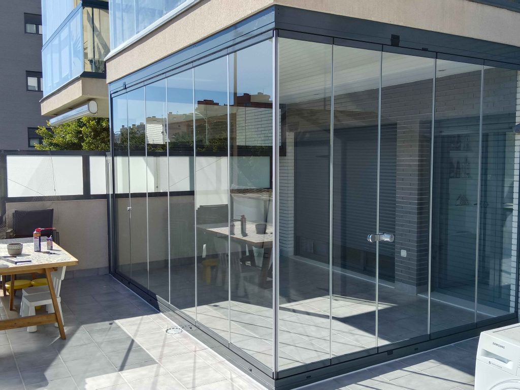 Cortina cristal terraza Corsam Cerramientos Viator Almería cerramiento luminoso